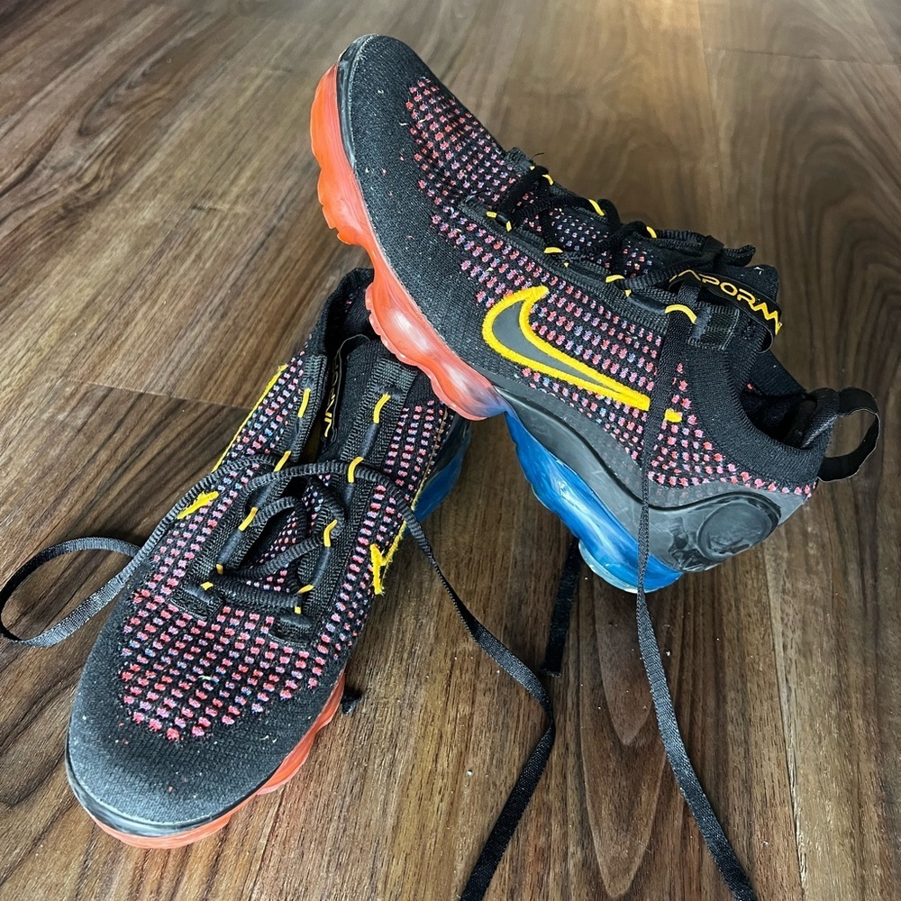 Nike Air Vapormax Flyknit 2021 Kids Size 5Y Y Black Blue Red DV2198-001 - Picture 3 of 10